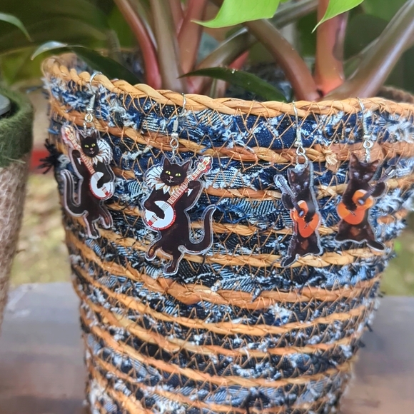 NWT/IP: (unbranded) 🤩💕😸🐈‍⬛ FELINE FANCY 🐈‍⬛😸💕🤩 acrylic dangle earrings! - Picture 4 of 9